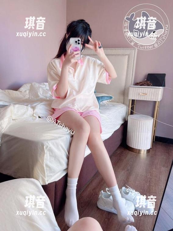 深夜分享，AT鲨和她那个清纯妹妹的套图，其实我只想说个hello。