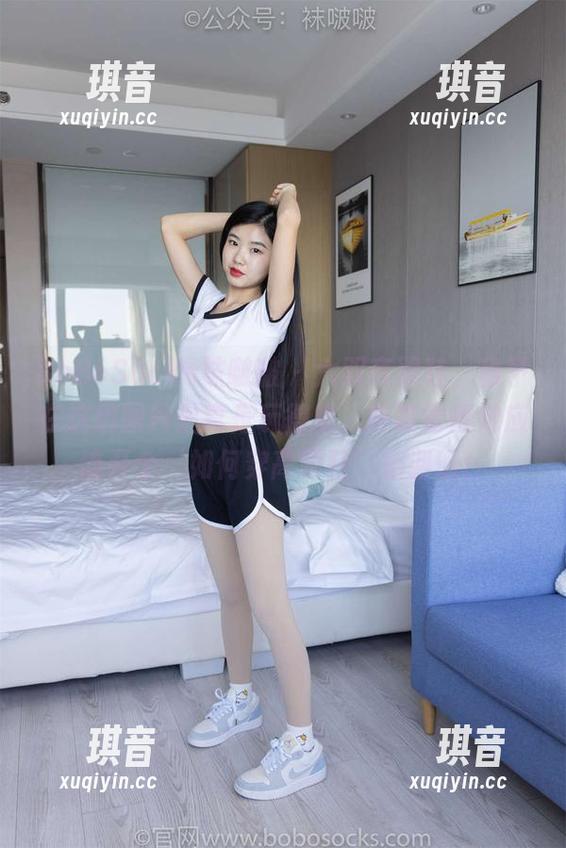 BoBoSocks袜啵啵 - 六双高跟鞋，稚予在这组图片里真是玩得欢，突然觉得她应该开个‘如何穿高跟鞋’培训班！