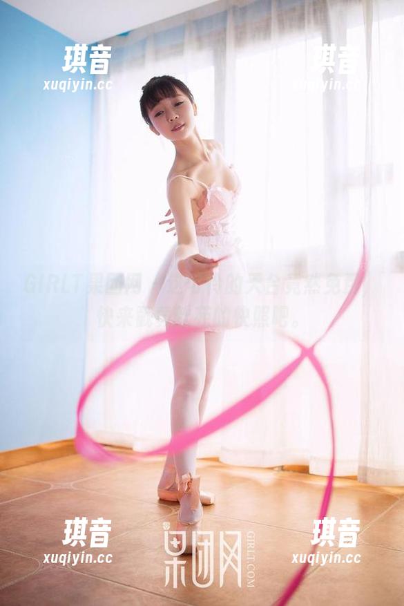 GIRLT果团网 - 这可怜的天台竟然免费，快来戳黄歆苑的快照吧。