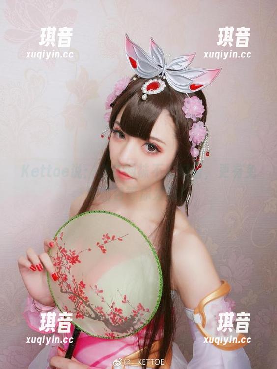 Kettoe说：白色网袜不只好看，更有免费图包等你发现！