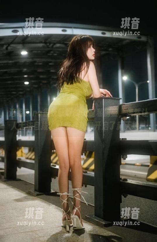 这组Tina很妖孽呀的美腿私房照，果然让人无法自拔，盯着看就像开启了新天地。