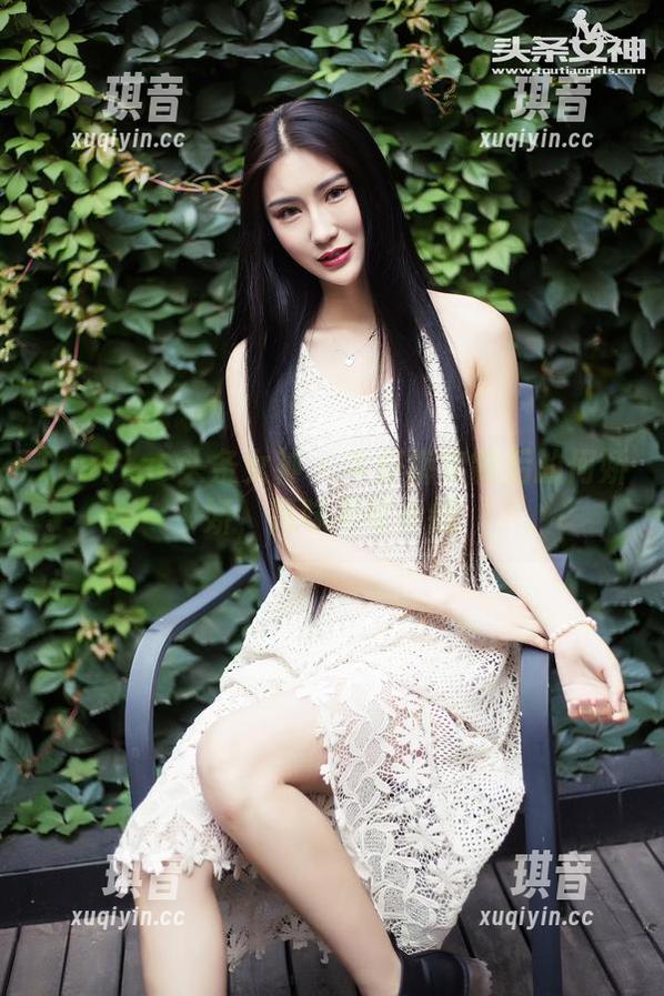 TouTiao头条女神 - 牛仔裤定制后的何娇娇，风味不可小觑