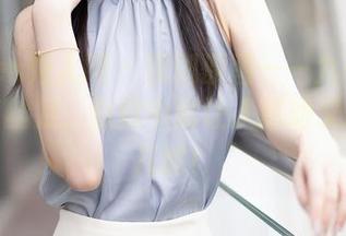 Xiuren秀人网 – 原创原图——九千柒柒的西装丝足，默默中就让人尴尬又想多看几眼！