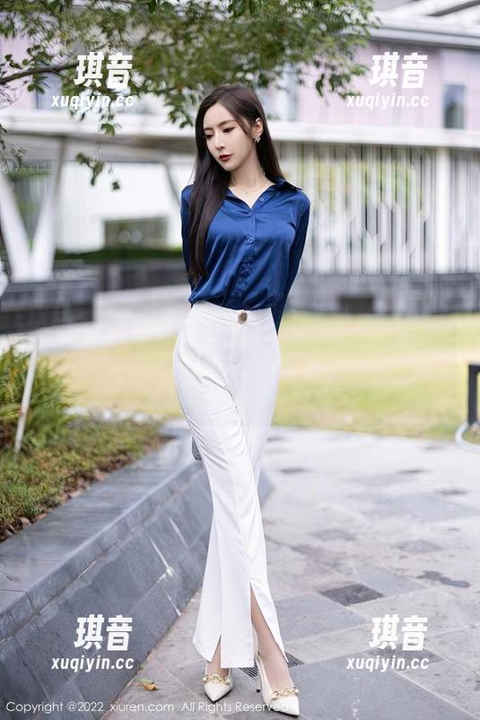 Xiuren秀人网 - 泳池里的夏诗诗Sally，原图让人想跳水，但更新才是湿身后的真实！