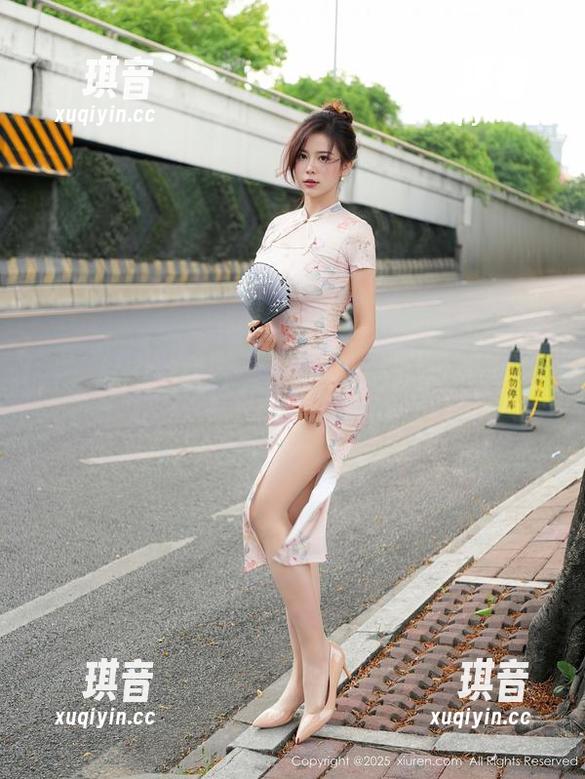 Xiuren秀人网-奈奈Fox Xiuren秀人网 - 奈奈Fox的“高效私人时间”:办公室里的美图日常