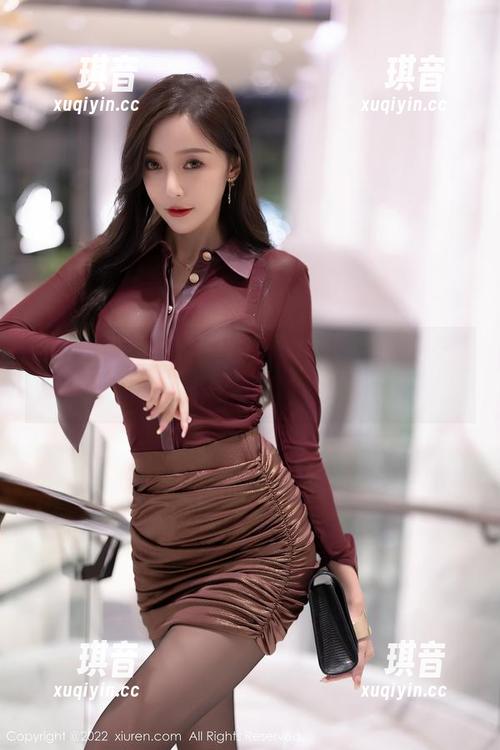 Xiuren秀人网 - 在皮衣中找感受，董林越写真合集的放松时刻