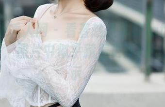 Xiuren秀人网 – 看着趁热拿铁latte和他的灰丝，照片中似乎藏着更深的引用与暗示。