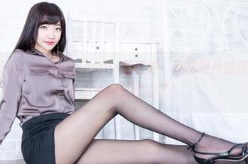 beautyleg – Anonymous的红裙:私房照片的情感纠葛,不小心被风吹走了!