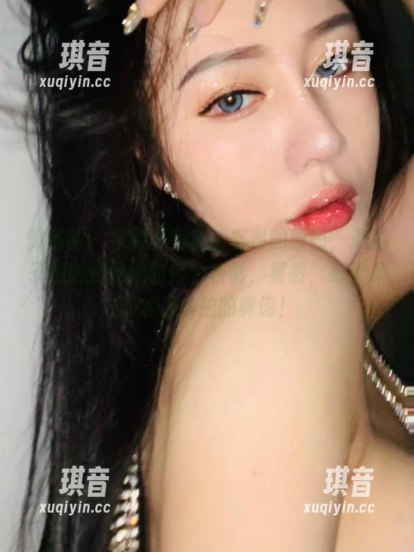 微密圈 - 看到不爱笑的赛琳的原图，满脑子跑的都是她的每个表情，果然，毫无保留才是自拍的真谛！