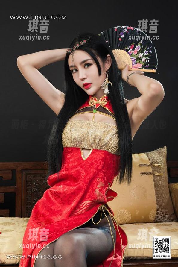 丽柜 - 裸足照片中的可馨，绿草地跟人也太搭了吧，真想也试试！