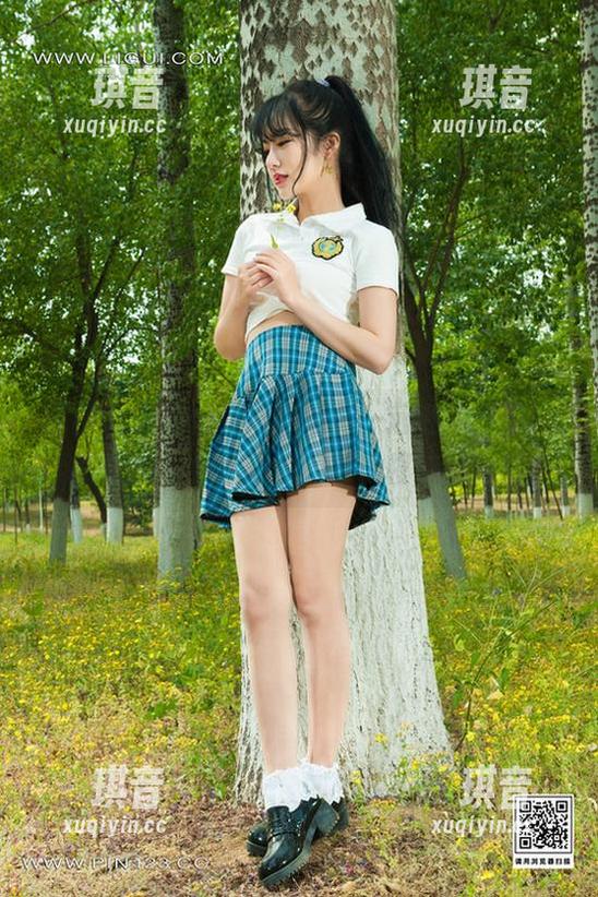 丽柜 - 让我们乘风破浪，一起私拍白裙！美美绝不会透露她的草地模特秘诀！