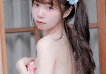 这组图片更新,完全是可可小白兔的体操服少女日常,乍一看还挺诱人的。
