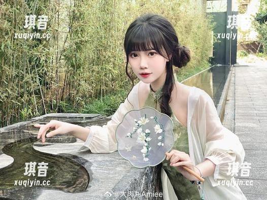 大肉丸Amiee的校园COS秀：图集中藏了多少逃课的小心思？