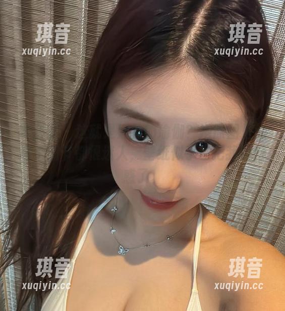 微密圈 - 这就是奶雯的瑜伽？她原图里的每个细节都很迷人，壁纸似乎也把我给魅惑了。