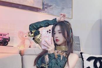 腿带网袜，心更放松——小小奶瓶儿高清图包奉上！