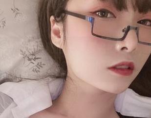 小泉学姐吖的原图呈现出一种莫名的温柔，即便沉浸其中也想默默打个小哈欠。