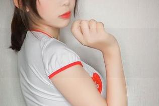 拿着图册转悠的小酥酱与奶牛：难以抗拒那份自然的“好感”。