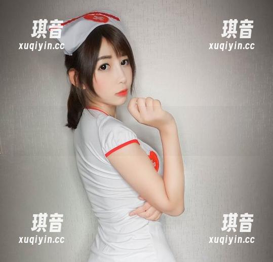 拿着图册转悠的小酥酱与奶牛：难以抗拒那份自然的“好感”。