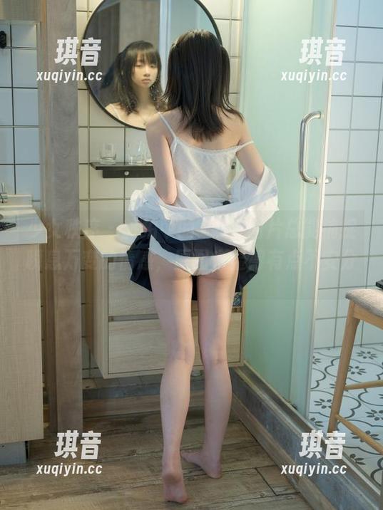 少女秩序 - 旅拍中的晞可，图片总能捕捉瞬息万变的情感，原图也显得有点不安分。
