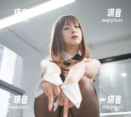 翻转的剧情线：巧克力小圆面包的鬼畜cos与写真秀