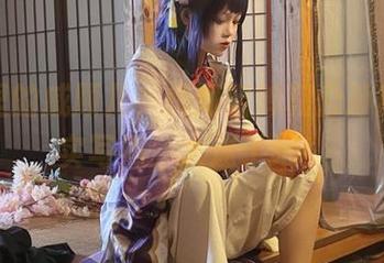 原图里的戚顾儿，恍如貂蝉和公孙离的真实写照，太迷了吧！