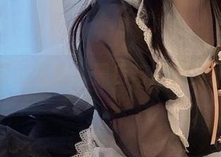 是依酱呀的私拍，黑色与幽默交织的瞬间