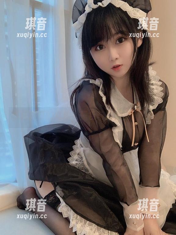是依酱呀的私拍，黑色与幽默交织的瞬间