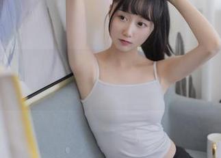 智能型T恤搭配木绵绵OwO的私房照片，让人觉得她可是辆“行走的广告牌”。