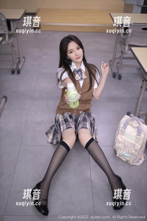 秀人网 - 落落大方的女孩，Candy糖糖的原图里竟还藏着些小心思！