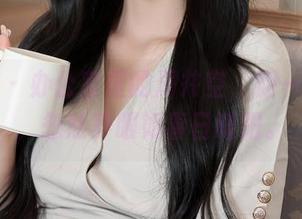 秀人网 – 办公室里的周井空，翻一翻图包，忽然养眼如春日暖阳。