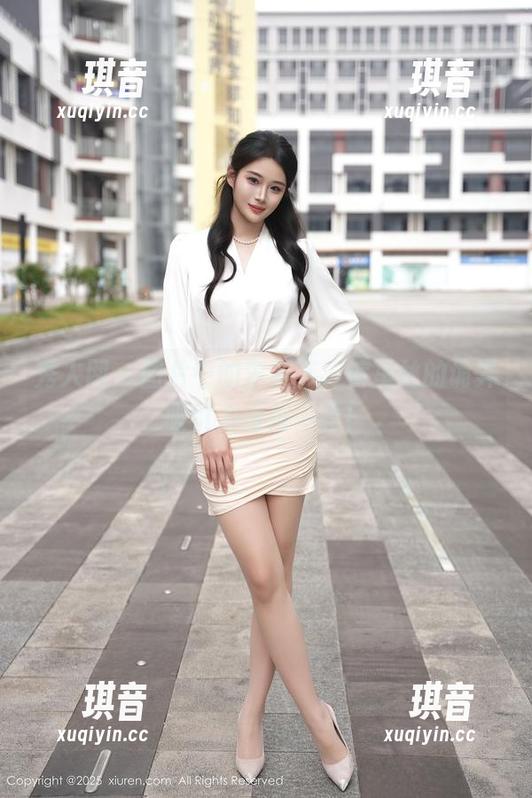 秀人网 - 图片中的李丽莎，裤里丝的诡异吸引力值得一看！