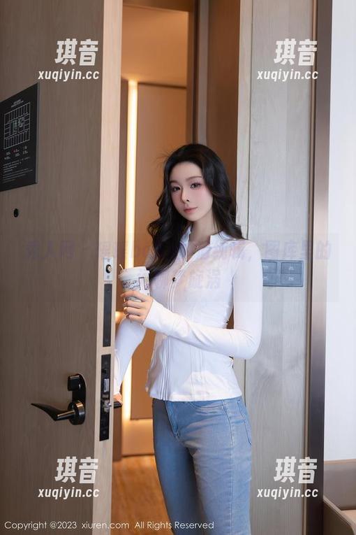 秀人网 - 瑶瑶baby的清纯辑，图库里的闲聊梦旋涡