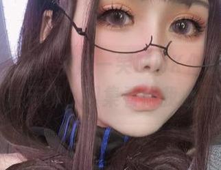 这组写真里，芊川一笑MNK似乎在细腻地蚕食着无聊，图集看得我心思乱飞。
