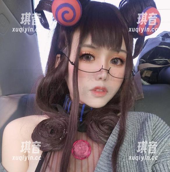 这组写真里，芊川一笑MNK似乎在细腻地蚕食着无聊，图集看得我心思乱飞。