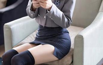 语画界 – 下载吧！来看雅雯在泳衣里的神奇藏身之地！