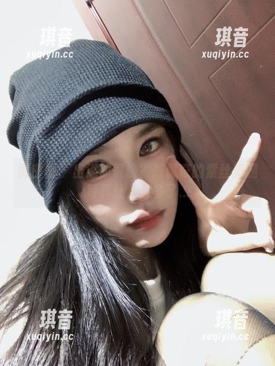 微密圈 - 出道即巅峰？陈佩奇的紫丝美腿写真让人想多了...