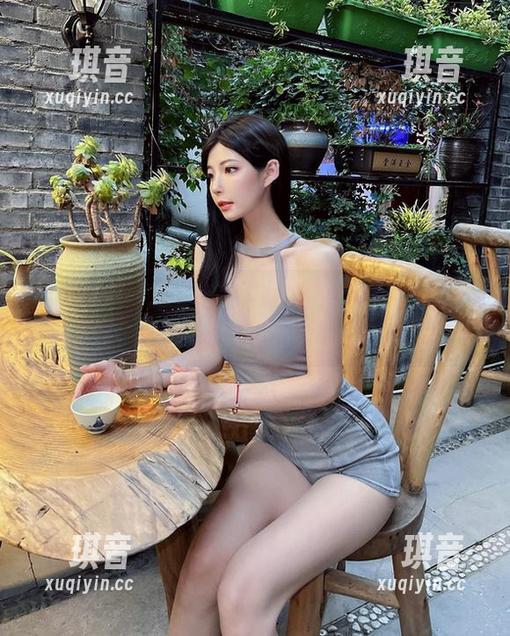微密圈 - 哎呀，陈妮妮UNI的长腿又来了，这定制的味道太绝了！