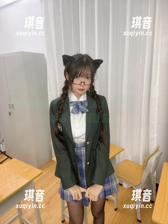 香草喵露露“捆绑”自拍技术大公开，红色丝带写真原图在此！