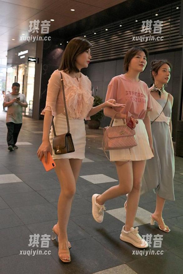魔镜街拍 - 凯恩带来的套图：原图贪欢，却在雨季里跳脱了圈。