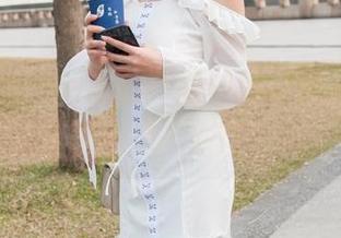 魔镜街拍 – 艾小青：超短裙配肉丝，这搭配有人能抗拒吗？原图一探究竟！